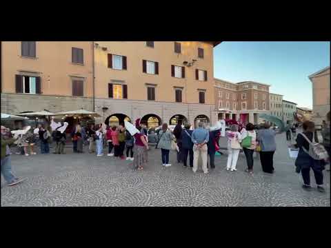 Flash-mob in piazza al fianco delle donne iraniane