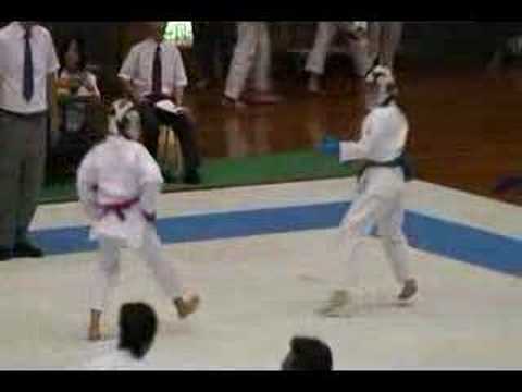 軸足の力で蹴る