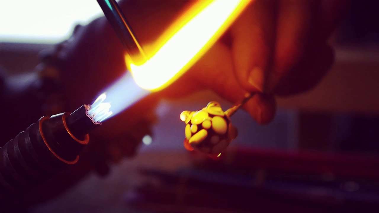 Fabrication d'une perle en verre de Murano au chalumeau - Les bijoux de L'atelier dans la cave