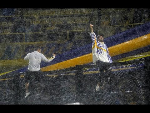 "La hinchada ALIENTA bajo la LLUVIA | Boca Newell's SUSPENDIDO | 2021" Barra: La 12 • Club: Boca Juniors