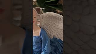 Sedící Andělka Azura v modré barvě s LED světlem růže cca 23 cm - Powertex