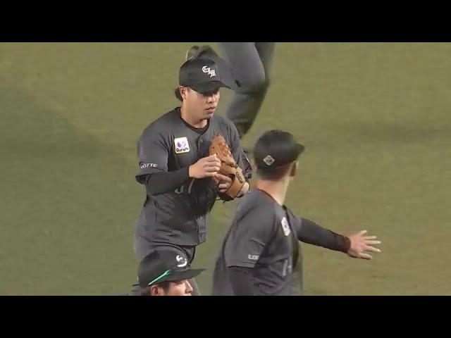 【4回表】軽快な守備で魅せる!! マリーンズ・小川龍成がランニングスローでアウトに!!  2024年6月11日 千葉ロッテマリーンズ 対 横浜DeNAベイスターズ