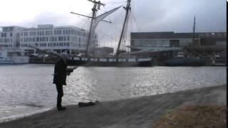 preview picture of video 'Pêche de bord à Brest : Prise d'une vieille de 37 cm par J.C.PROD.'