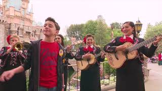 Luis Ángel Gómez Jaramillo, visitó  Disneyland