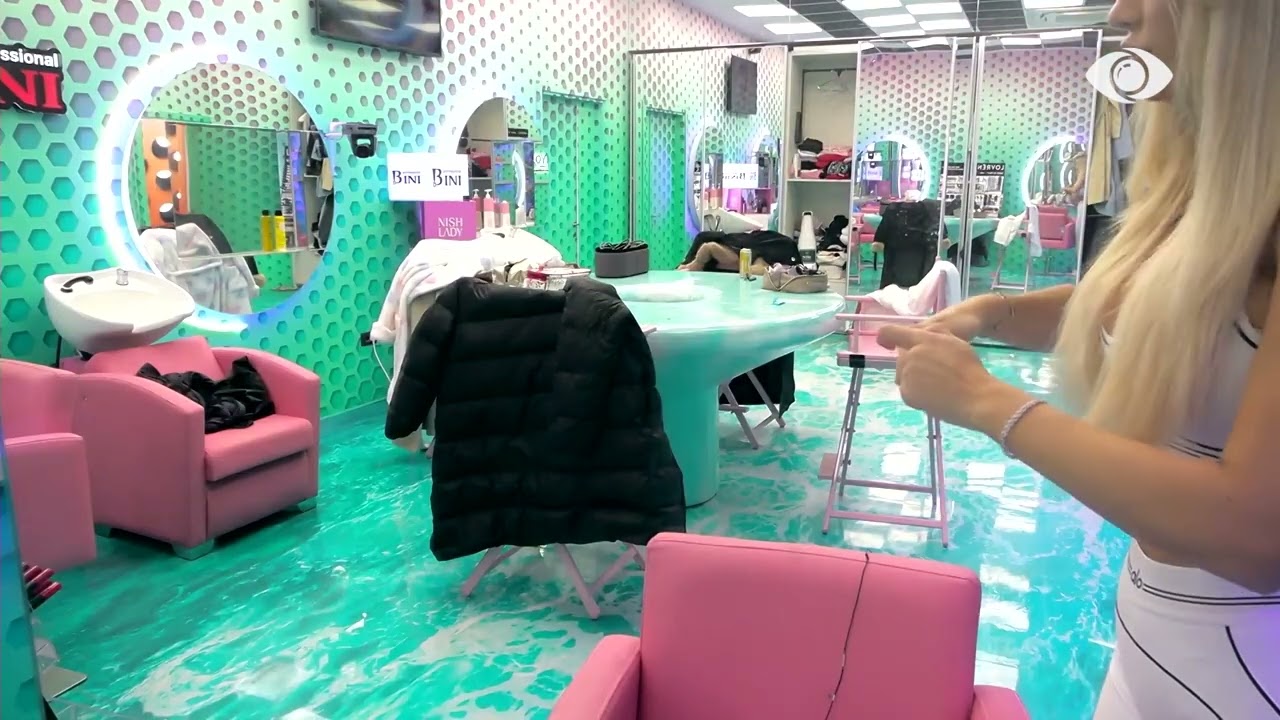 Bie gongu/ Banorët mblidhen të gjithë në living