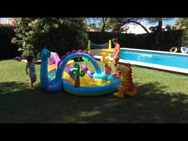 Vídeo relacionado con INTEX 57166 - Piscina infantil hinchable con dispersor de agua y tobogán dinosaurio, centro de juegos para niños