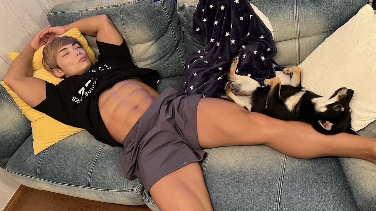 【珍百景】へそ天するマッチョと豆柴のささみちゃん【腹筋自慢】