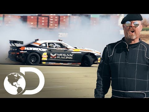 O drift é mais rápido do que uma curva? | Mythbusters: Os Caçadores de Mitos | Discovery Brasil