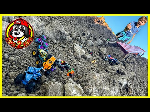 Monster Jam Minis Vs Monster Trucks ⛰️ DIRT MOUNTAIN RACE