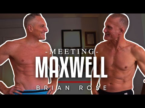 2 guys 1 brush ?スティーブ・マックスウェルのホテルでのワークアウトはネクストレベル❗️。 (2 GUYS 1 BRUSH ? Steve Maxwell's Hotel Workout Is Next Level ❗️)