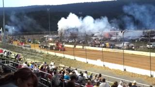 preview picture of video 'Tractor pulls at Bedford pa'