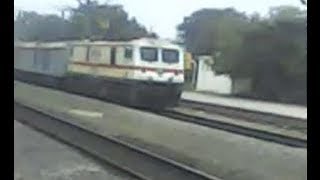 preview picture of video 'Fastest Indian Train : WAP7 30290 Led Banglore Rajdhani Burns Ghatkesar.'