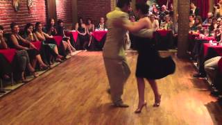 Paola Sanz y Facundo de la Cruz en la Piccola Milonga. Vals