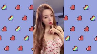 夏のビーチでビキニ姿の母娘がくっきり巨乳の谷間を見せつけて踊っちゃう！