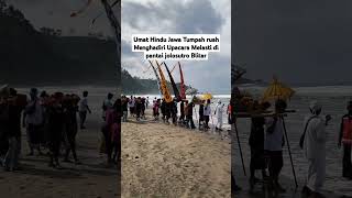 Download lagu Umat Hindu Jawa Tumpah ruah Menghadiri Upacara Melasti di pantai jolosutro Blitar mp3