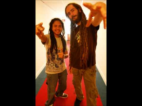 I-Nesta feat Jah Nattoh. (caminando)