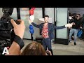 Honderden fans onthalen Duncan Laurence op Schiphol