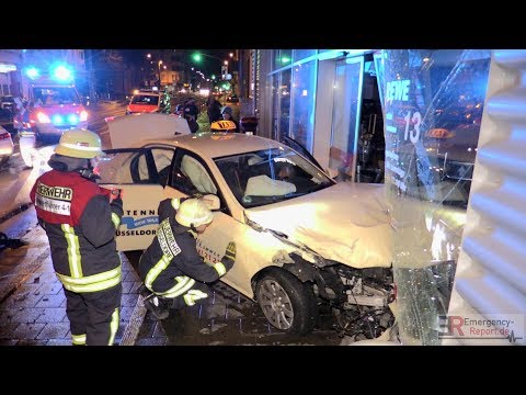 [SCHWERER TAXI-UNFALL IN DER SILVESTERNACHT] - Fahrzeug krachte in REWE-Markt | Feuerwehr Düsseldorf