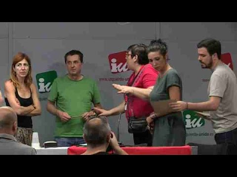 Garzón reparte invitaciones de su boda al llegar a la Asamblea Política de IU