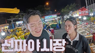 Two Koreans haggle over seafood at the Son Tra Night Market in Danang,🇻🇳 Vietnam