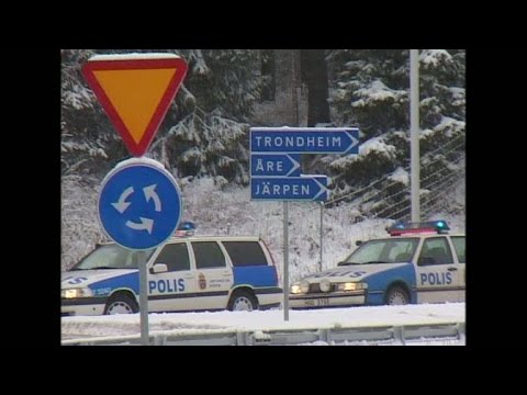 Bil voltar ner i damm framför TV4:s kamera