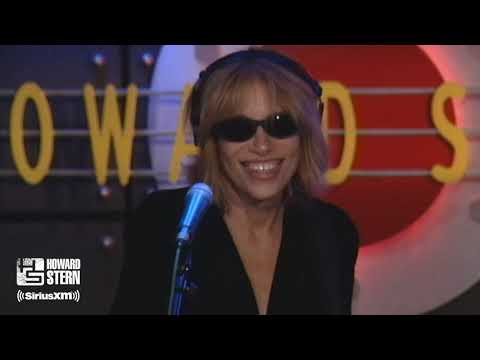 Carly Simon Sings a Medley of Her Hit Songs Live on the Stern Show (2002)