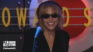 Carly Simon Sings a Medley of Her Hit Songs Live on the Stern Show (2002)