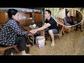 Mrs. Thúy came to see Hối to return the money and thank him for helping her when she was sick.