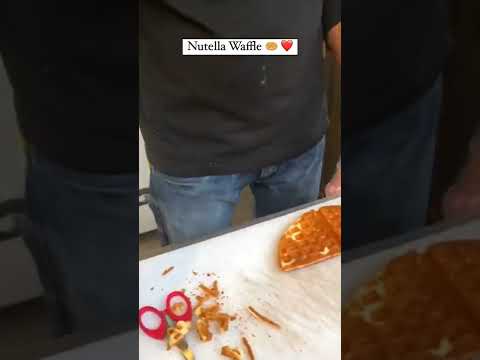Nutella Waffles 😍🤤❤️|| Dessert of the day || Moreish Waffle Ashok Vihar #shorts #waffle #nutella
