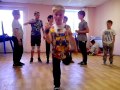 Тренировка по брейк дансу в летнем лагере для детей! 