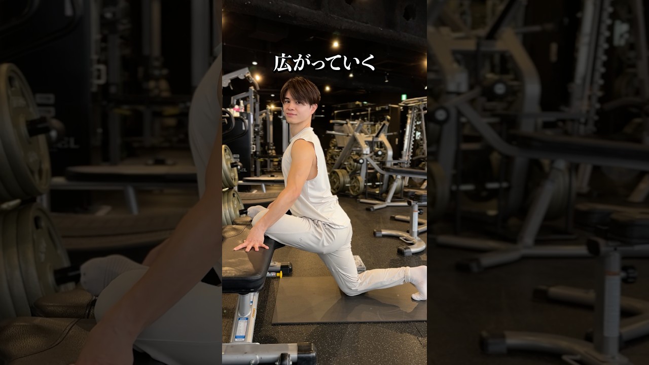 トレーニングベンチを使うと、股関節の可動域が広げやすい！スワンは、股関節の外旋。膝の外側〜ス足の側面で床を押して、脚を開いていく。