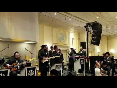 Watch Pinky Weber Perform אחת שאלתי With The Freilach Band And The Shira Choir