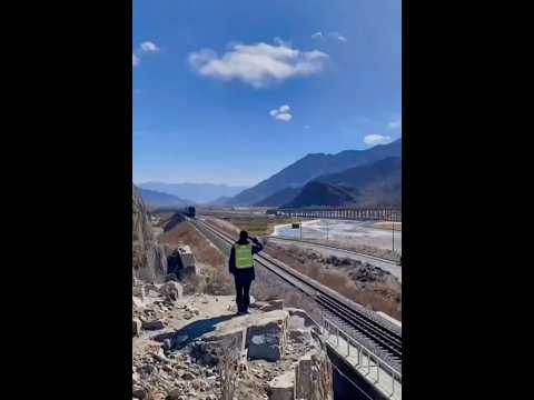 🇨🇳 风雪守护：窗外最帅军礼 🇬🇧 Snowy Guard: The Finest Salute Outside the Train
