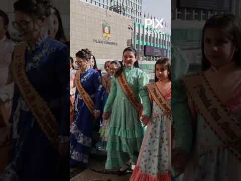 Chama Crioula chega ao Palácio Piratini e abre oficialmente a Semana Farroupilha 2025