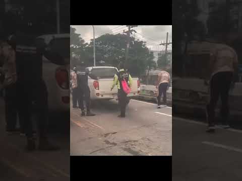 ประกาศ ให้เจ้าของรถนำรถออกจากถนนด้วย #ไม่รู้เลยหรือว่ารถมันพัง #น้ำท่วม