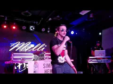 Mick featuring Milli Monochrome Star Bar