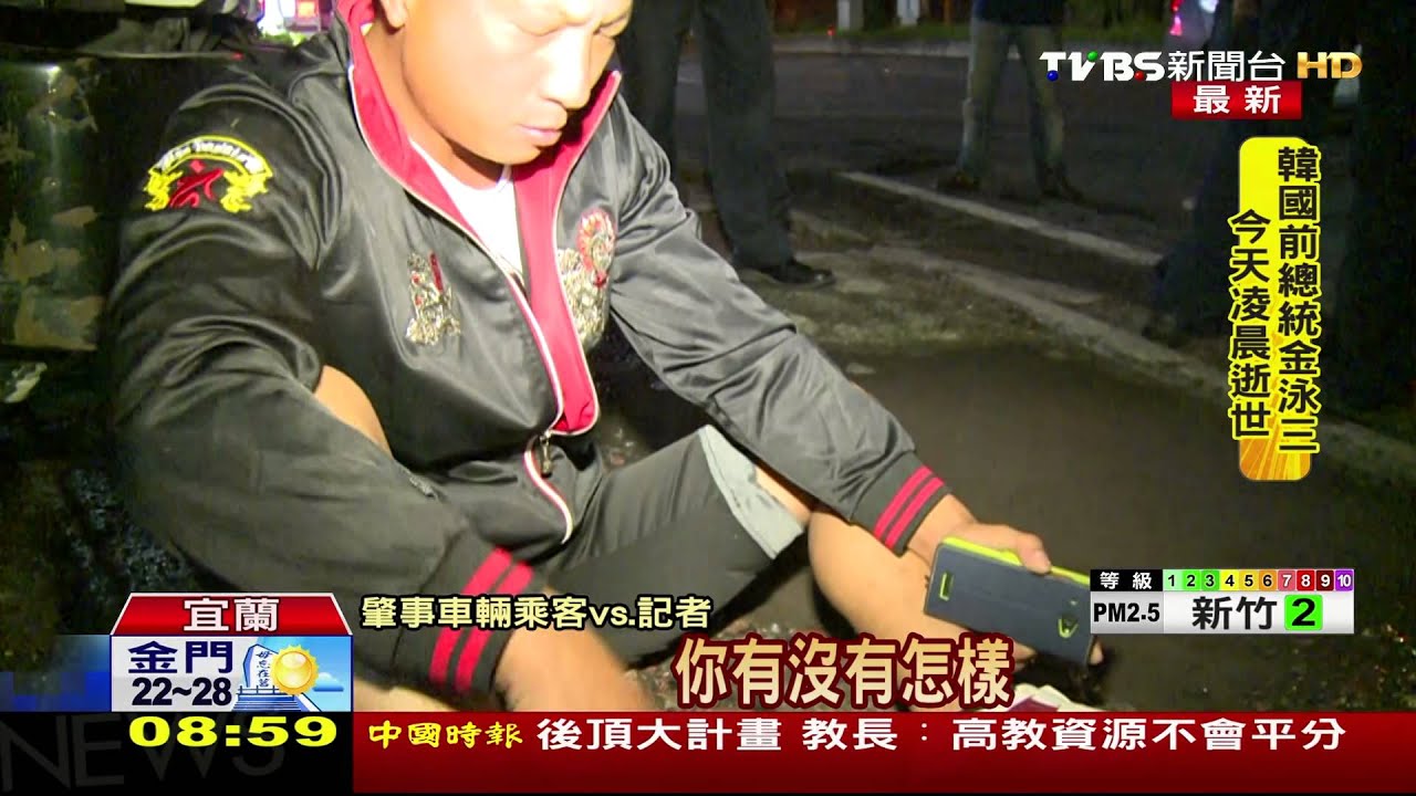 車速太快！轎車闖燈閃騎士　撞安全島翻覆