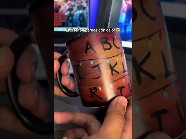 Vídeo relacionado con Stranger Things Hawkins Lab Mono Oficialmente Autorizado Sudadera