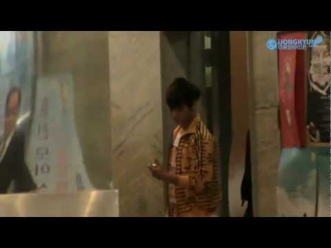 [fancam] 120323 SHINee Jonghyun waves to fans @ Kiss the Radio