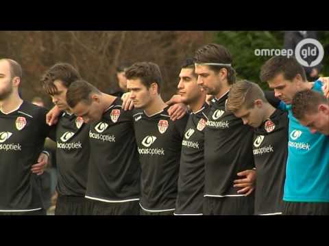 Vaarwel Niek! Verongelukte speler sc Rheden herdacht met fakkels en een minuut stilte