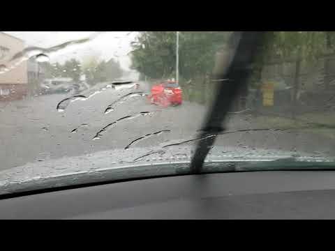 SUV Splashes Water into Driver's Car - 935818