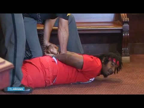 Rake klappen: broers vallen moordenaar van moeder aan in rechtszaal - RTL NIEUWS