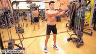 Standing crosses on a low cable pulley - Cruces de pie en polea baja