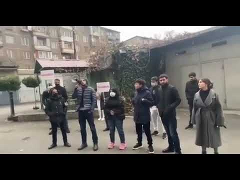 «Դուրս եկեք դավաճանների կուսակցությունից». բողոքի ակցիա «Իմ քայլի» պատգամավոր Արուսյակ Ջուլհակյանի տան բակում