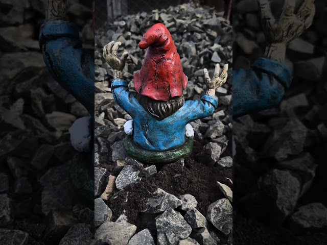 Vídeo relacionado con Estatua de Zombia de Halloween con linterna LED, decoración de estatua de jardín de luces de jardín de gnomes Zombies para Halloween Outdoor Garden Patio Outdoor Decor