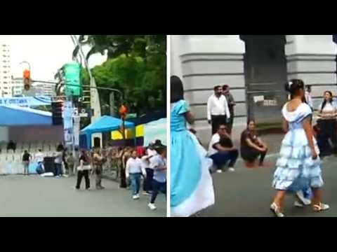 Miles de estudiantes participan en desfile por los 491 años de Guayaquil en el Malecón Simón Bolívar