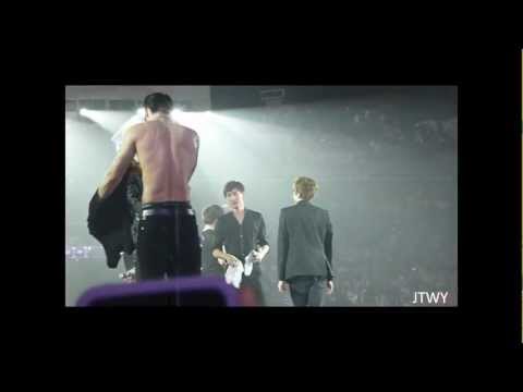 [FANCAM] 190212 Super Show 4 in Singapore: Siwon taking off his shirt