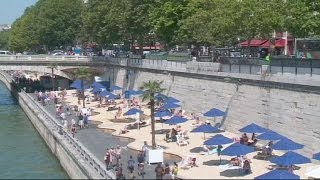 Parisians flock to city &#39;beaches&#39; to enjoy summer sunshine