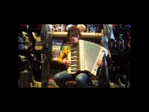 1065 - Gorgeous Vintage Cream Lyric LMM 120 $795