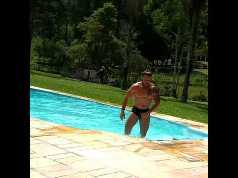 Marcio Muralha sai da Piscina quase Nu